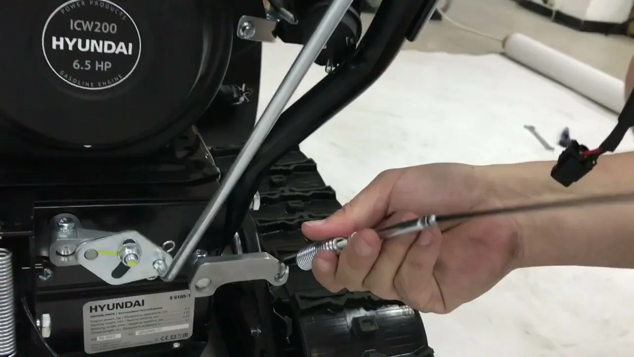 Распаковка и сборка бензинового снегоуборщика Hyundai S 6165-T